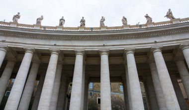 Engin Meydanı Roma - Vatikan'sütunları