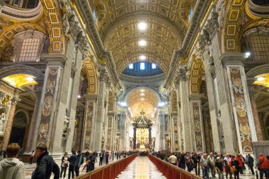 Ünlü Saint Peter Bazilikası Vatikan Roma'ndaki s içinde geniş açılı görünüş