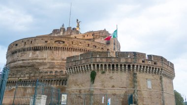 -Castel Sant Angelo - gezi için popüler bir yer Roma'da Tiber Nehri'nin adlı antik kale