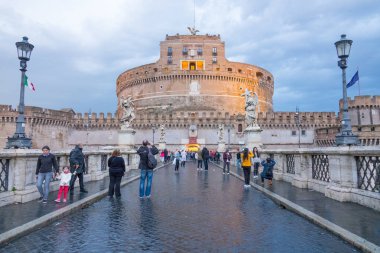 Castel Sant Angelo için Roma'da melekler köprüsü üzerinde yürüyen turist