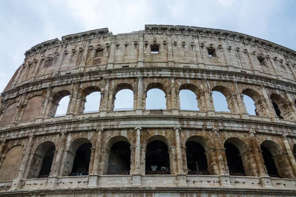 El famoso Coliseo de Roma - Colisseo - una gran atracción turística en la ciudad — Foto de Stock