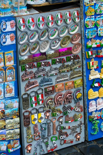 Souvenir-Straßenverkauf in der Stadt Rom — Stockfoto