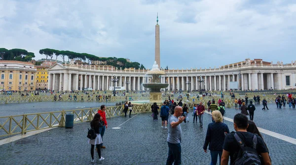 Plaza de San Pedro en el Vaticano en Roma - lugar importante para los peregrinos católicos — Foto de Stock