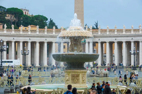 Famosa Praça de Pedro no Vaticano em Roma - lugar importante para os peregrinos católicos — Fotografia de Stock