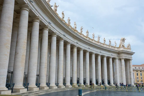 Las columnas en la Plaza Peters de Roma - El Vaticano — Foto de Stock