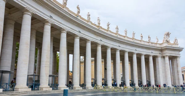 Las columnas en la Plaza Peters de Roma - El Vaticano — Foto de Stock