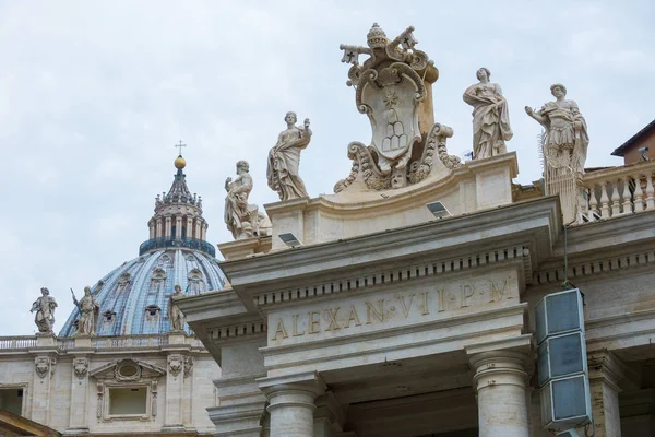 Hermosas esculturas en la Ciudad del Vaticano en Roma — Foto de Stock