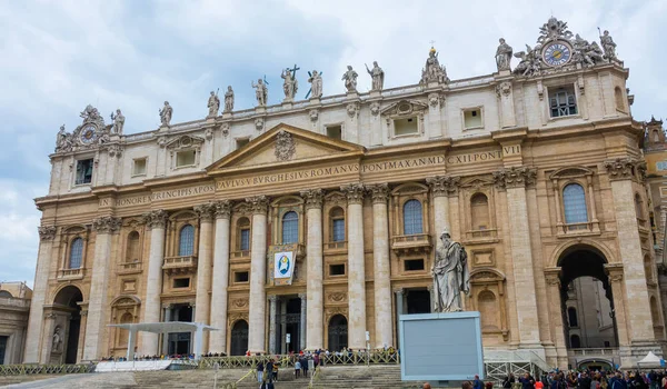 Impresionante Basílica de San Pedro en Roma - la iglesia católica más importante del mundo en el Vaticano — Foto de Stock