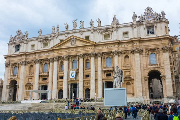 Impresionante Basílica de San Pedro en Roma - la iglesia católica más importante del mundo en el Vaticano — Foto de Stock