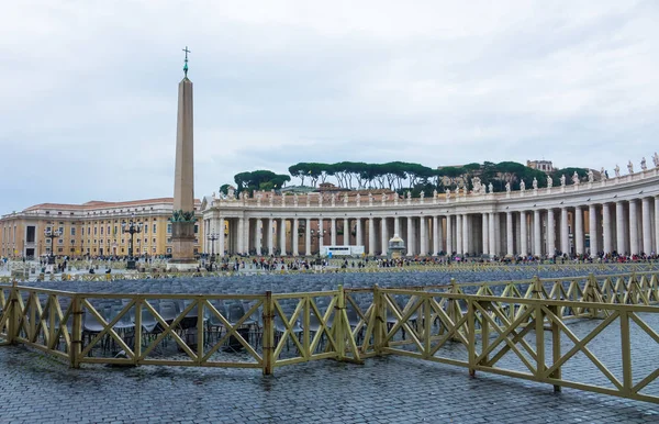 Famosa Praça de Pedro no Vaticano em Roma - lugar importante para os peregrinos católicos — Fotografia de Stock