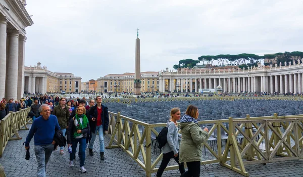 Plaza de San Pedro en el Vaticano en Roma - lugar importante para los peregrinos católicos — Foto de Stock