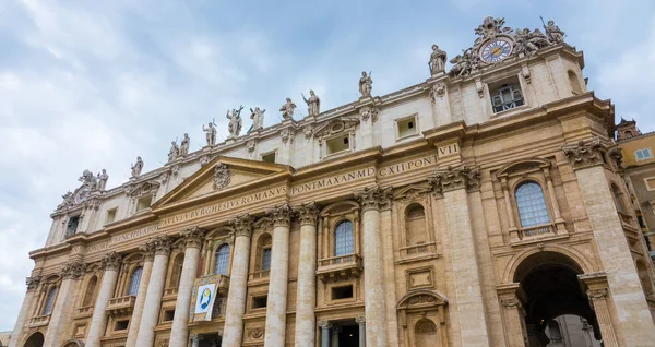 Impresionante Basílica de San Pedro en Roma - la iglesia católica más importante del mundo en el Vaticano — Foto de Stock