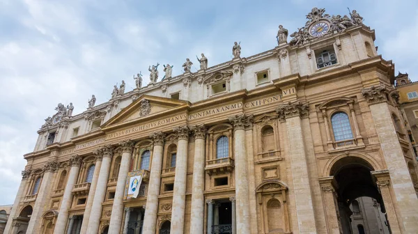 Impresionante Basílica de San Pedro en Roma - la iglesia católica más importante del mundo en el Vaticano — Foto de Stock