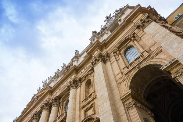 Impresionante Basílica de San Pedro en Roma - la iglesia católica más importante del mundo en el Vaticano —  Fotos de Stock