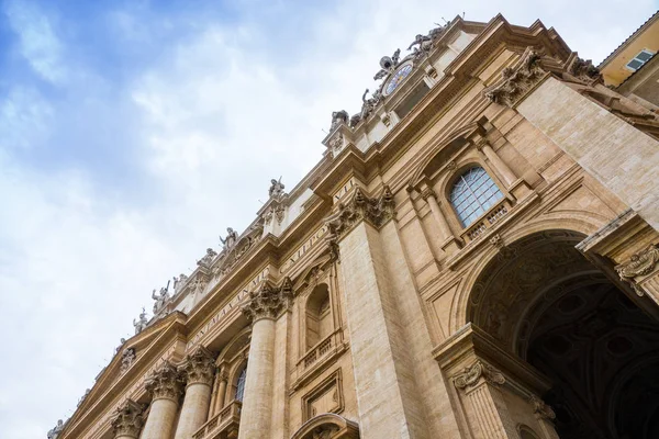 Impresionante Basílica de San Pedro en Roma - la iglesia católica más importante del mundo en el Vaticano — Foto de Stock