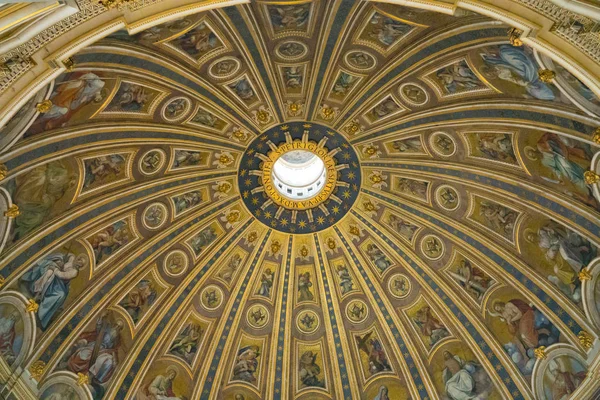 St Peters Bazilikası Roma'nın ünlü kubbe-Roma Vatikan — Stok fotoğraf