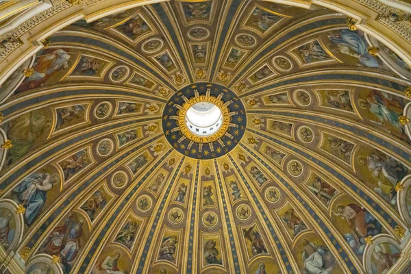 ローマのサンピエトロ大聖堂の有名なドーム-ローマ、バチカン市国 — ストック写真