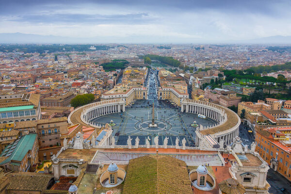 Удивительный вид с базилики Святого Петра на Ватикан и Рим
