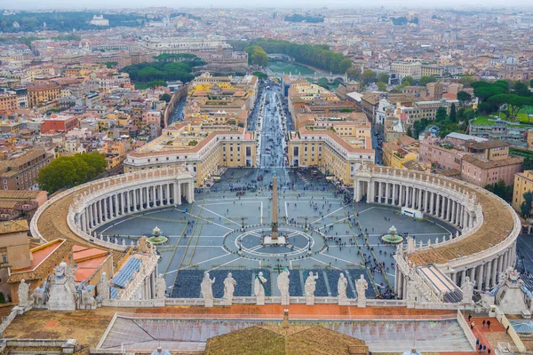 Belle Cité du Vatican avec la place Saint-Pierre - vue aérienne depuis le sommet de la basilique Saint-Pierre — Photo