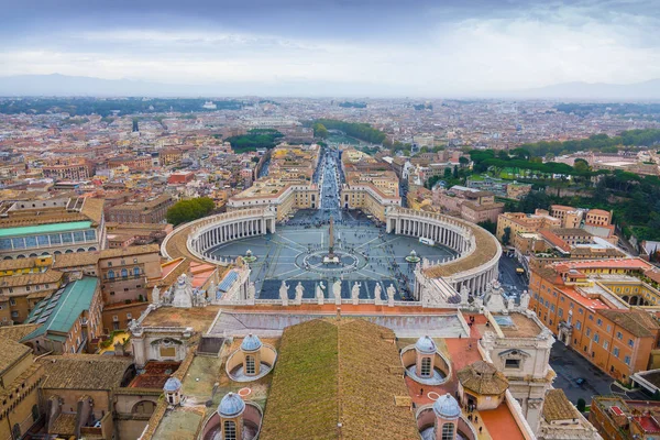 Increíble vista aérea sobre el Vaticano y la ciudad de Roma desde la Basílica de San Pedro — Foto de Stock