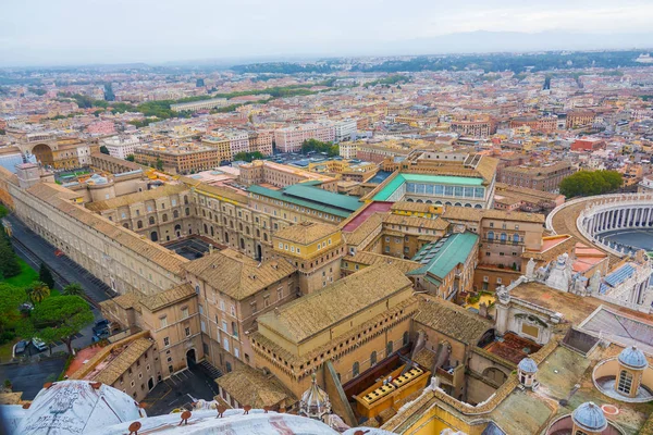 De Vaticaanse musea - luchtfoto van St. Peter s basiliek in Rome — Stockfoto