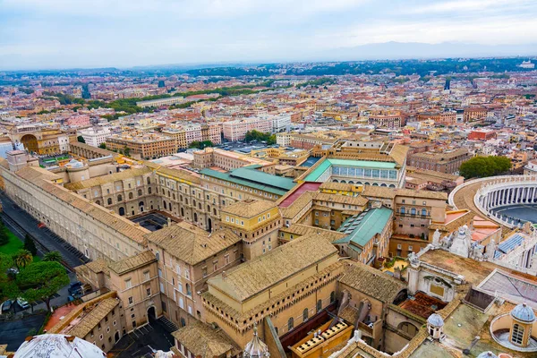 De Vaticaanse musea - luchtfoto van St. Peter s basiliek in Rome — Stockfoto