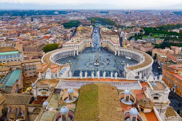 Znakomity St Peters Square - niesamowite widok z lotu ptaka z kopuły St. Peters w Rzymie — Zdjęcie stockowe