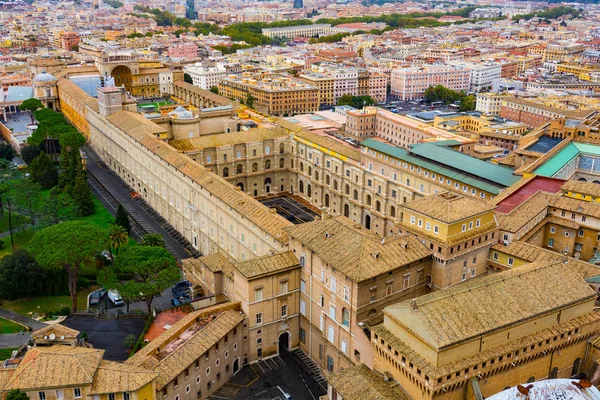 De Vaticaanse musea - luchtfoto van St. Peter s basiliek in Rome — Stockfoto