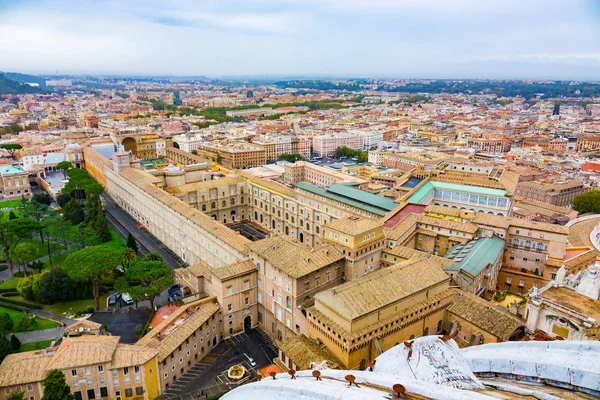 De Vaticaanse musea - luchtfoto van St. Peter s basiliek in Rome — Stockfoto