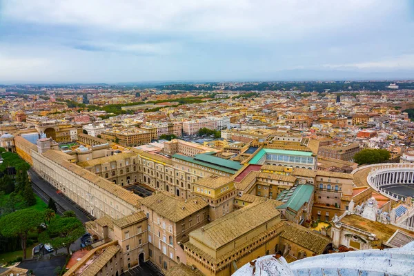 Vista aérea de largo ângulo sobre a cidade de Roma e os museus do Vaticano — Fotografia de Stock