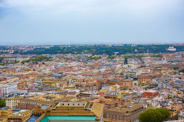 令人印象深刻的鸟瞰图，在罗马城从圣彼得大教堂的顶部 — 图库照片