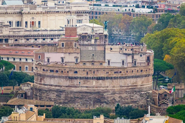 Vista aérea desde San Pedro en Roma sobre el Castillo de los Ángeles - Famoso Castel Sant Angelo — Foto de Stock
