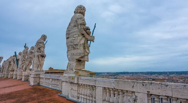 Estatuas de hombres santos en la Basílica de San Pedro en Roma - El Vaticano — Foto de Stock