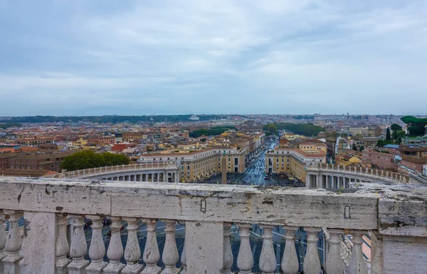 Uitzicht over de stad Rome vanaf het dak van Saint Peter s basiliek in het Vaticaan — Stockfoto