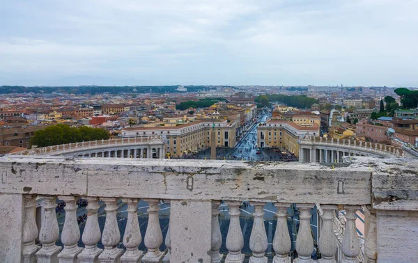 Δείτε πάνω από την πόλη της Ρώμης από την οροφή του s Αγίου Πέτρου Βασιλική στο Βατικανό — Φωτογραφία Αρχείου