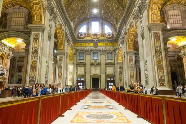 Amplia vista angular dentro de la famosa Basílica de San Pedro en el Vaticano en Roma — Foto de Stock