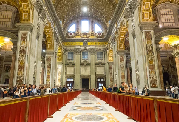 Impresionante vista dentro de la Basílica de San Pedro en el Vaticano en Roma — Foto de Stock