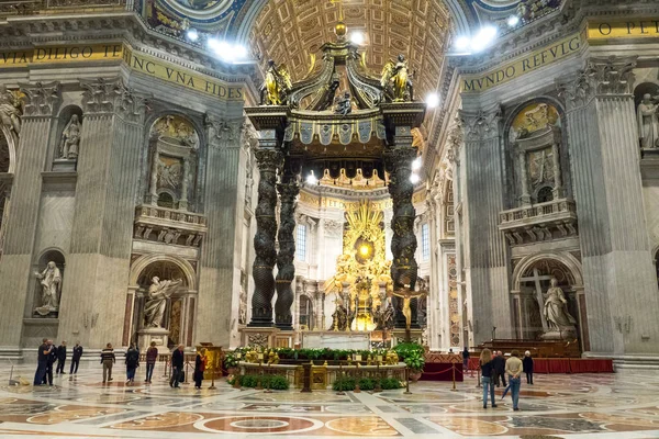 El impresionante interior de la Basílica de San Pedro en Roma - El Vaticano — Foto de Stock