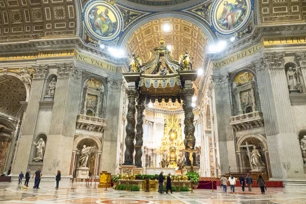 Amplia vista angular dentro de la famosa Basílica de San Pedro en el Vaticano en Roma — Foto de Stock