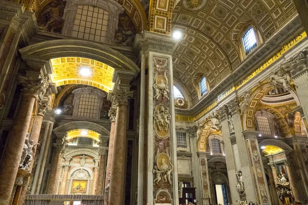 Maravillosa Basílica de San Pedro en Roma - la iglesia católica más importante del mundo - Ciudad del Vaticano — Foto de Stock