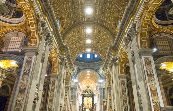 Hermoso techo de la Basílica de San Pedro en la Ciudad del Vaticano en Roma — Foto de Stock