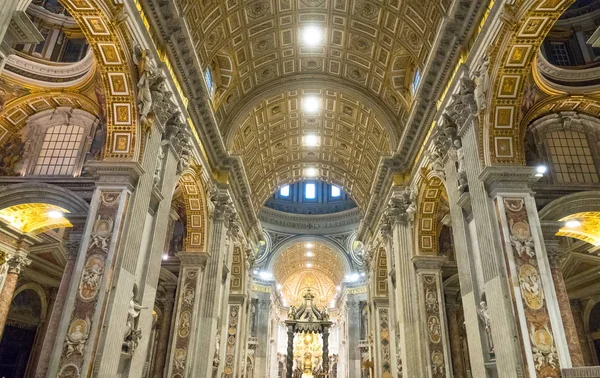 Amplia vista angular dentro de la famosa Basílica de San Pedro en el Vaticano en Roma — Foto de Stock