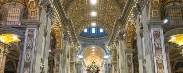 Beautiful roof of St Peters Basilica at Vatican City in Rome — Stock Photo, Image