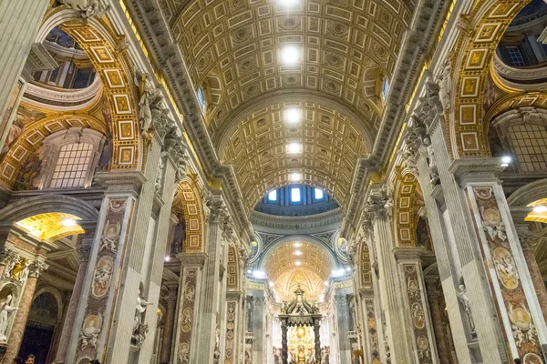Maravillosa Basílica de San Pedro en Roma - la iglesia católica más importante del mundo - Ciudad del Vaticano — Foto de Stock