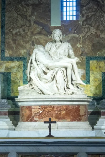 Pequeña capilla dentro de la Basílica de San Pedro en el Vaticano en Roma - Capilla de las Pietas —  Fotos de Stock