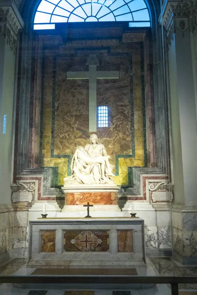 St Peters Bazilikası Vatikan Roma - Pietas Şapel'ndaki içinde küçük Şapel