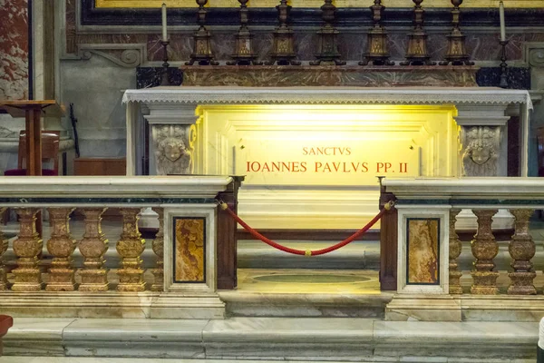 重要な巡礼地 - ローマのサンピエトロ大聖堂で教皇ヨハネパウロ二世の墓 — ストック写真