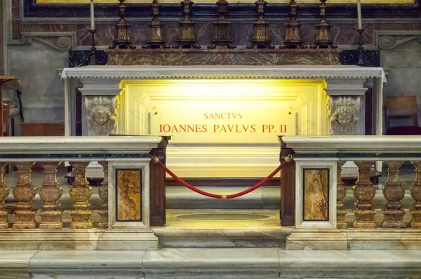 Az egykori Ii János Pál pápa a Szent Péter bazilika a Vatikán Rómában sírja — Stock Fotó