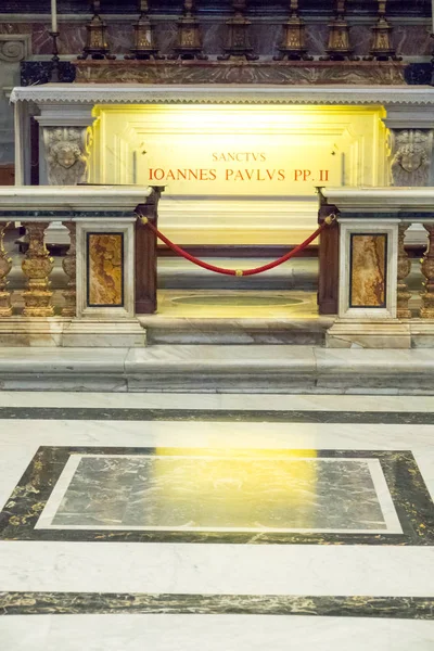 Az egykori Ii János Pál pápa a Szent Péter bazilika a Vatikán Rómában sírja — Stock Fotó