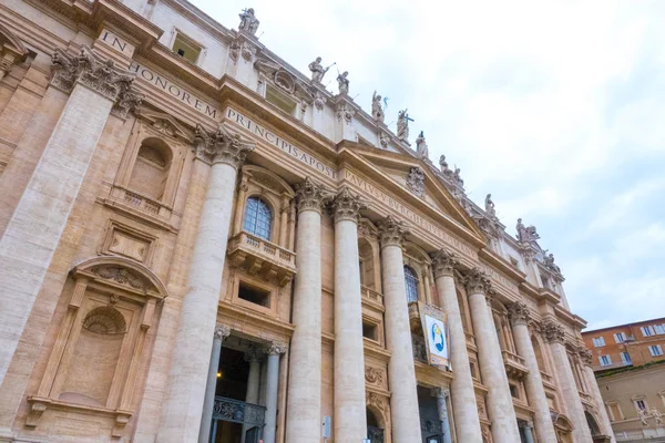 Ciudad del Vaticano en Roma - la famosa Basílica de San Pedro — Foto de Stock